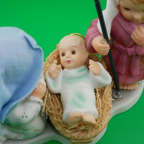 Nativity Figurine "Away In A Manger" By Ashton-Drake Galleries  LE#1873 of 5000 - Picture 5 of 7